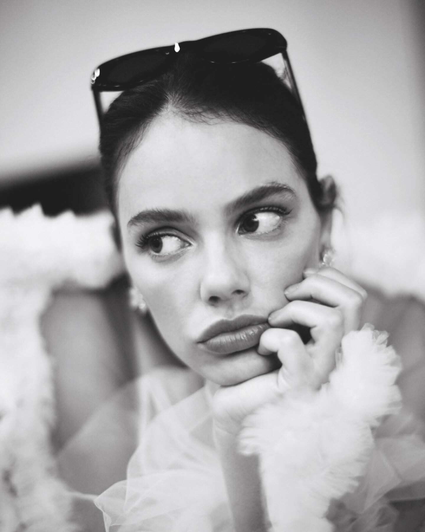Laura Neiva em retrato preto e branco com óculos